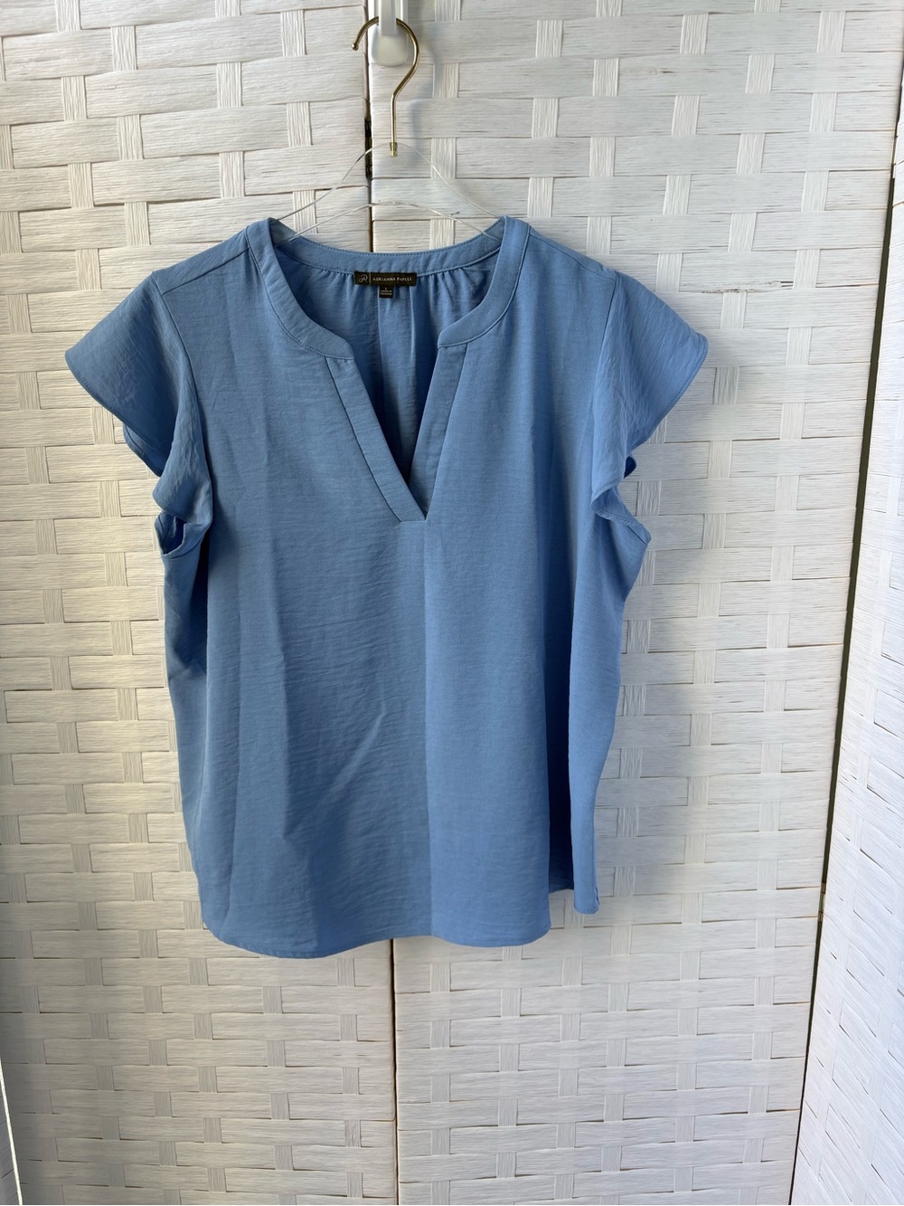 Adrianna Size L Papell Powder Blue Split V-Neck Flutter Sleeve Blouse Layering